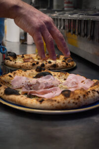 Margherita fumante au basilic sur pelle à pizza, rappel du 9 février