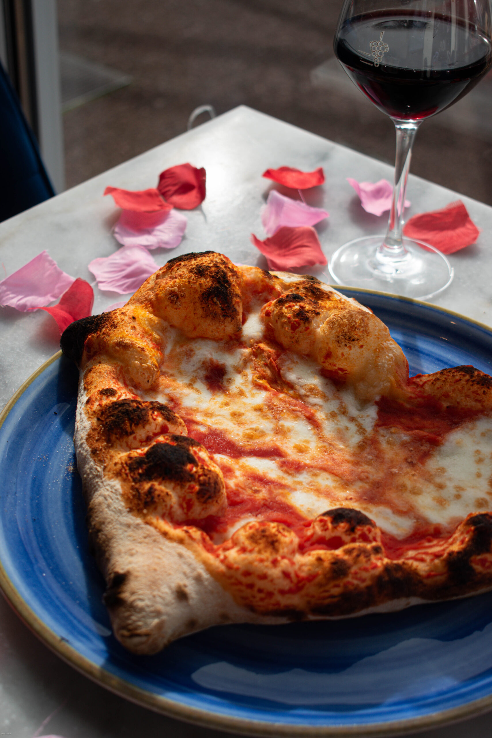 Planche d’antipasti avec burrata, prosciutto, focaccia et légumes grillés, verres de vin