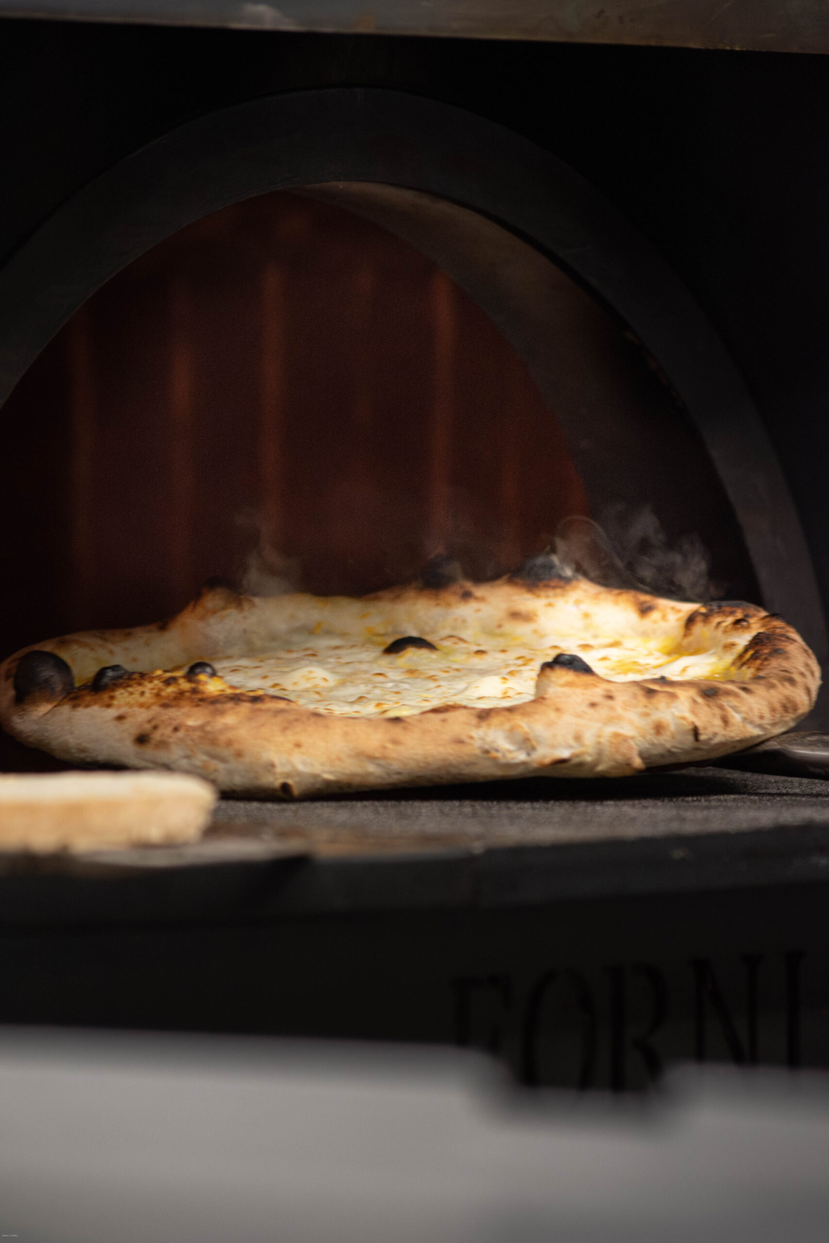 Margherita fumante au basilic sur pelle à pizza, rappel du 9 février