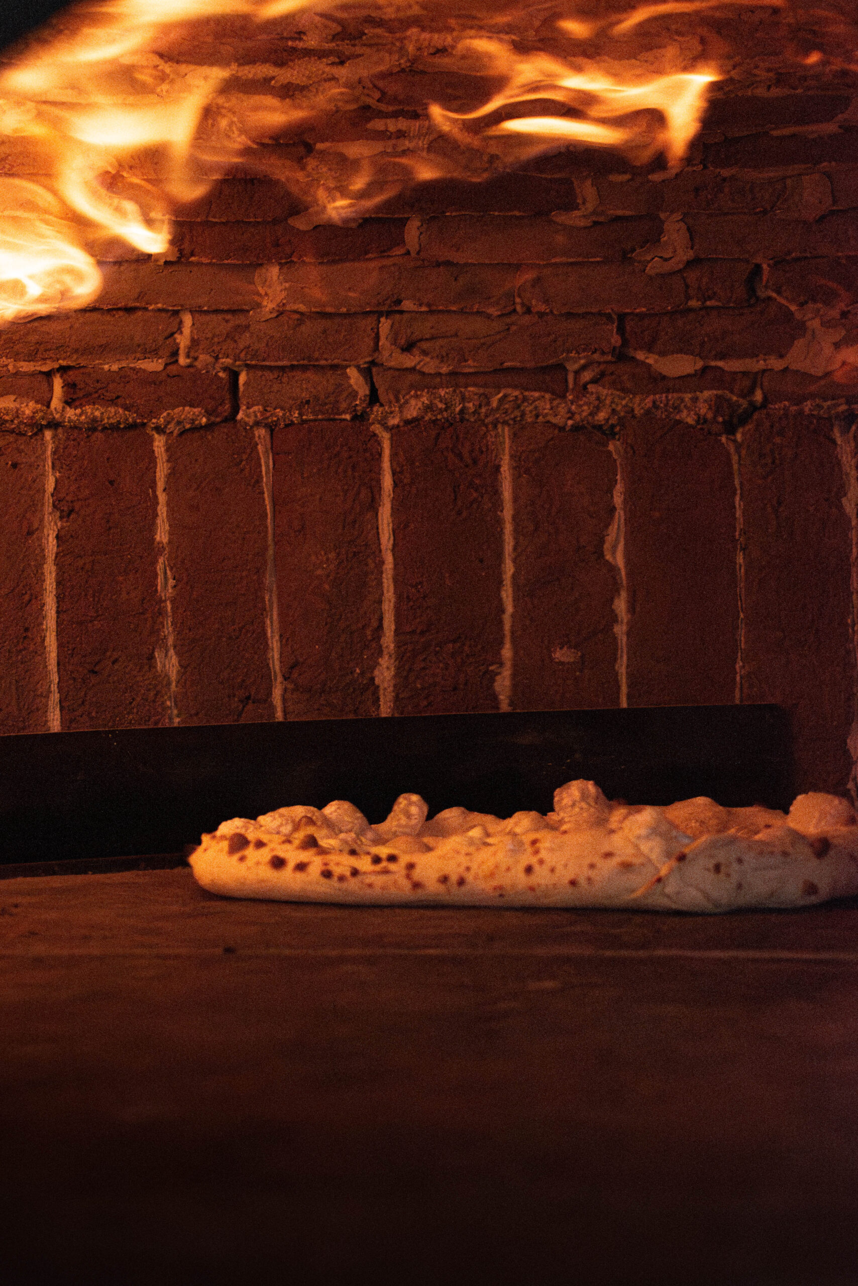 Salle de Nennella Mia au Bouscat, table pour deux, bougies et lumières tamisées