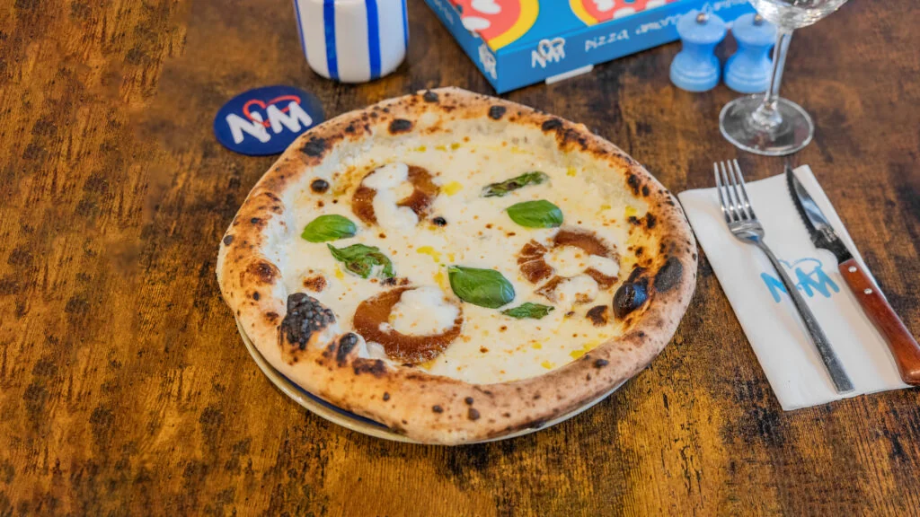 Pizza Ananas napolitaine — pizzeria à Caudéran Nennella Mia
