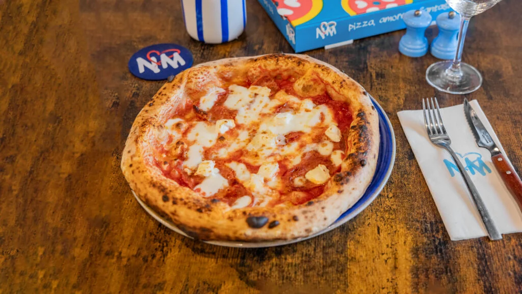 Pizza BOMBA de la pizzeria napolitaine de 33200