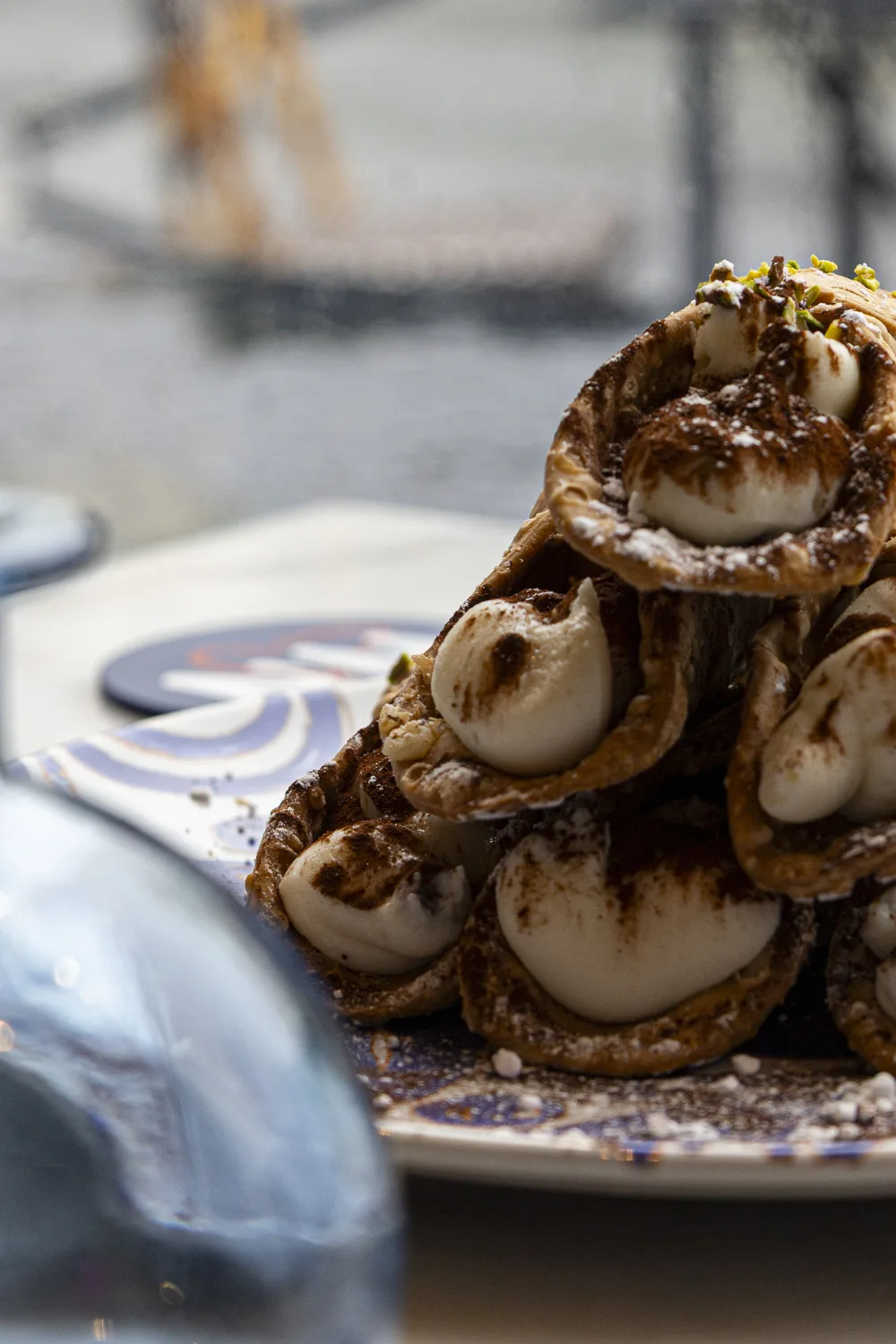 Pâte à pizza sur baking steel préchauffé, pelle enfournant sous le gril du four