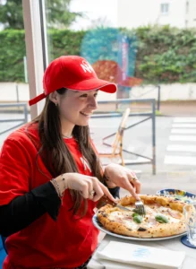 Façade de l’Antica Pizzeria Da Michele, Via Cesare Sersale, file d’attente