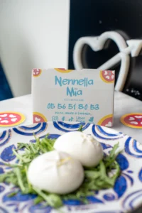 Pizza napolitaine avec mozzarella di bufala fondante, basilic et sauce tomate