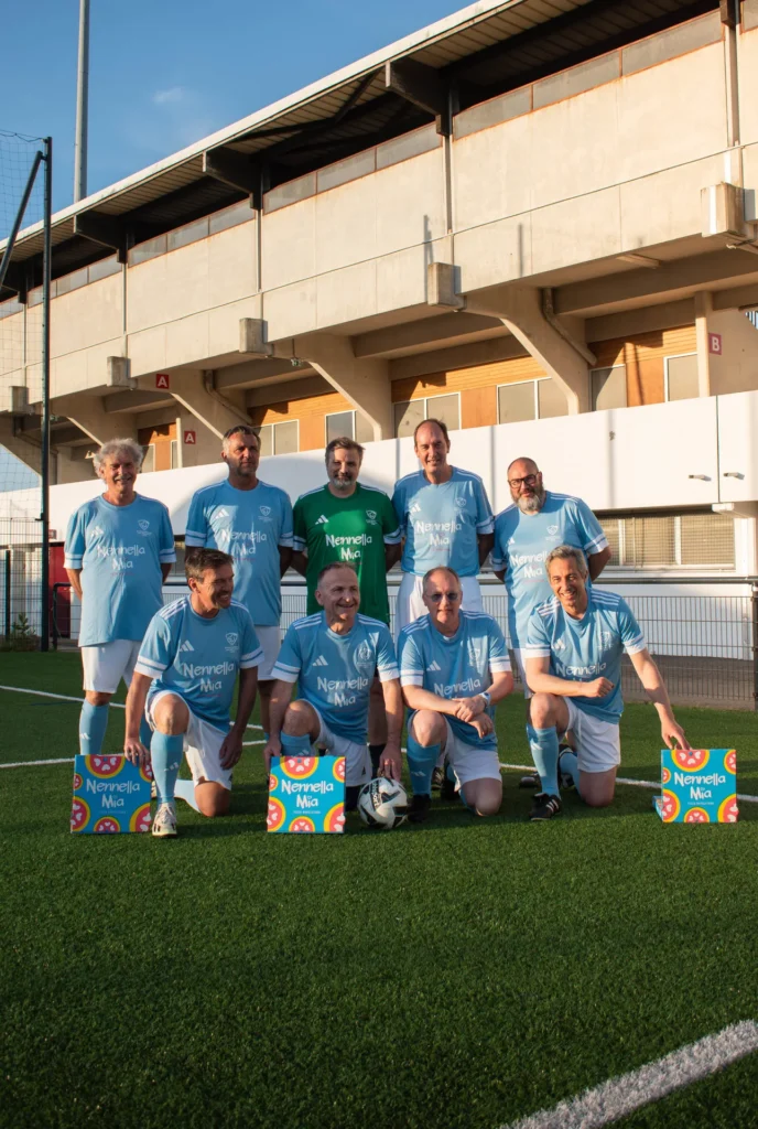 Pizza napolitaine partagée sur table festive, drapeau italien en arrière-plan