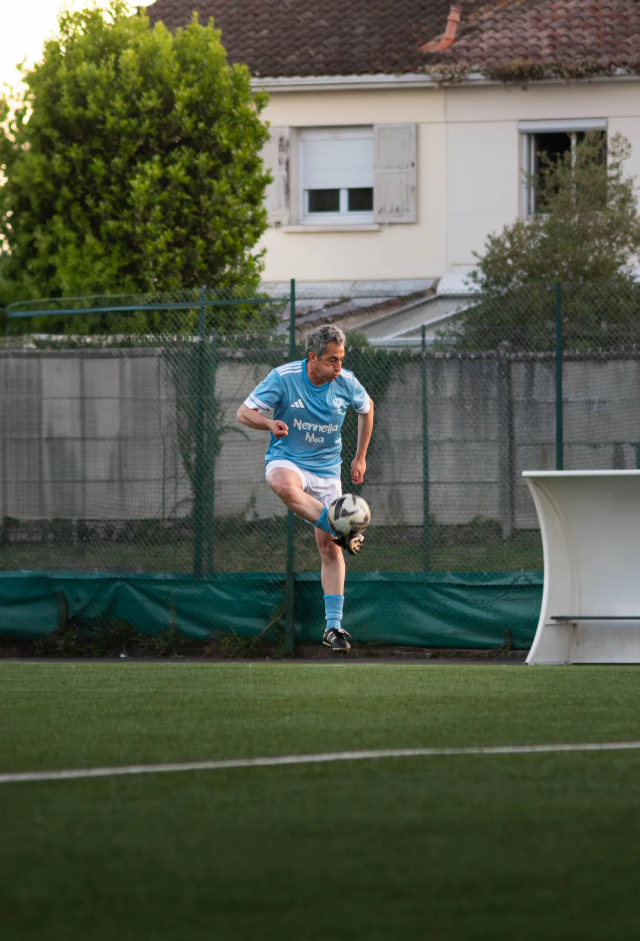 Gros plan sur pâte à pizza napolitaine qui lève, farine et mains de pizzaiolo
