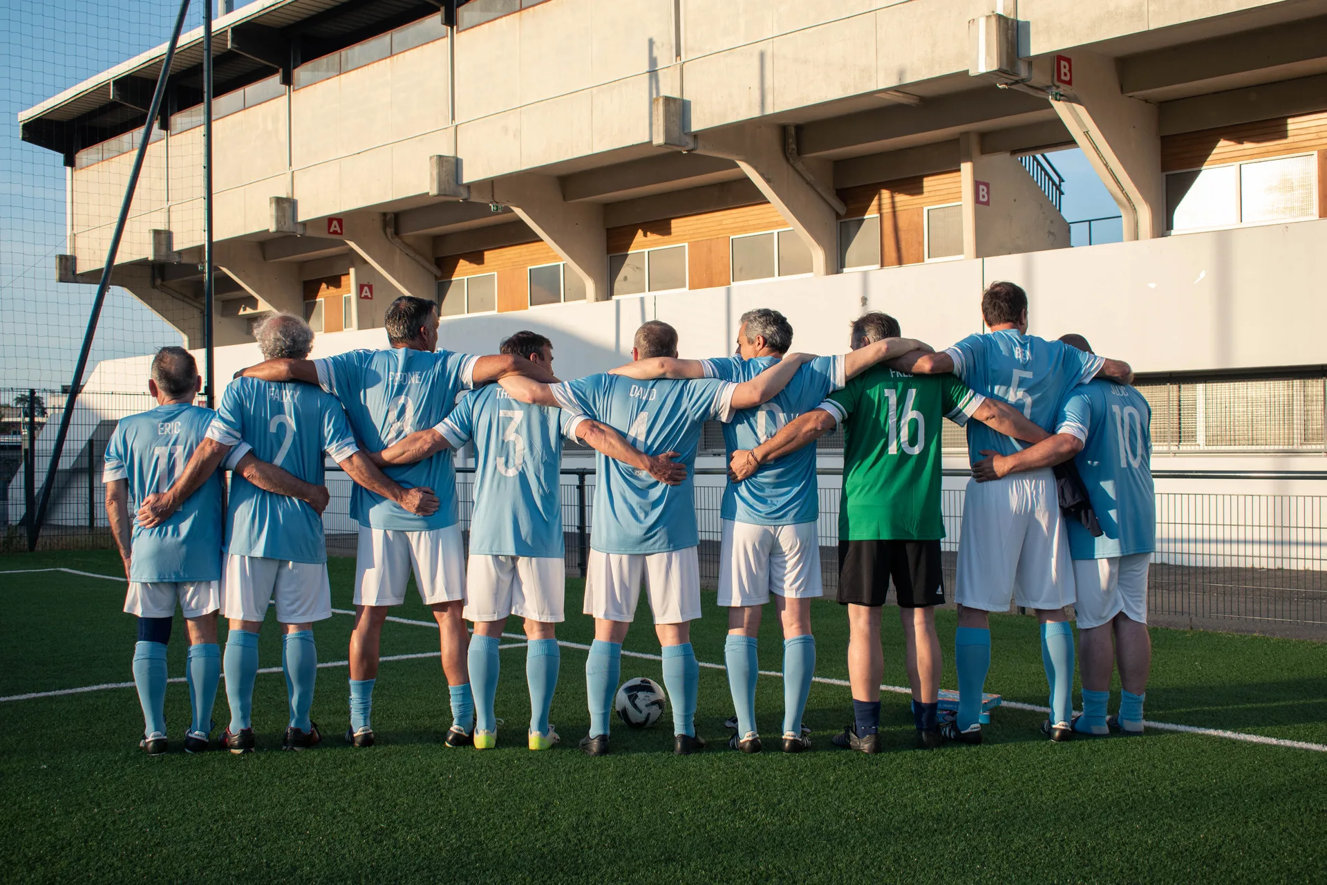 Salle conviviale de pizzeria à Bordeaux, clients attablés et déco italienne