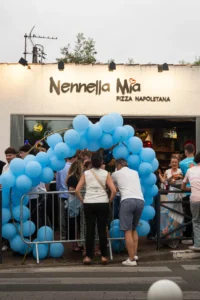 Naples, vendeur de rue préparant une galette garnie de tomate et basilic