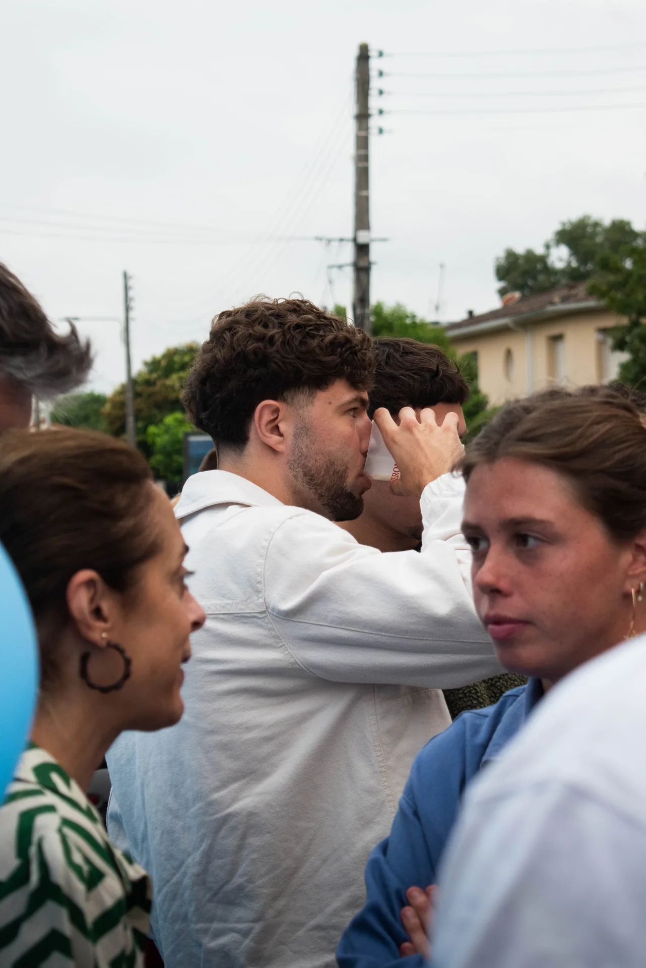 Naples, vendeur de rue préparant une galette garnie de tomate et basilic