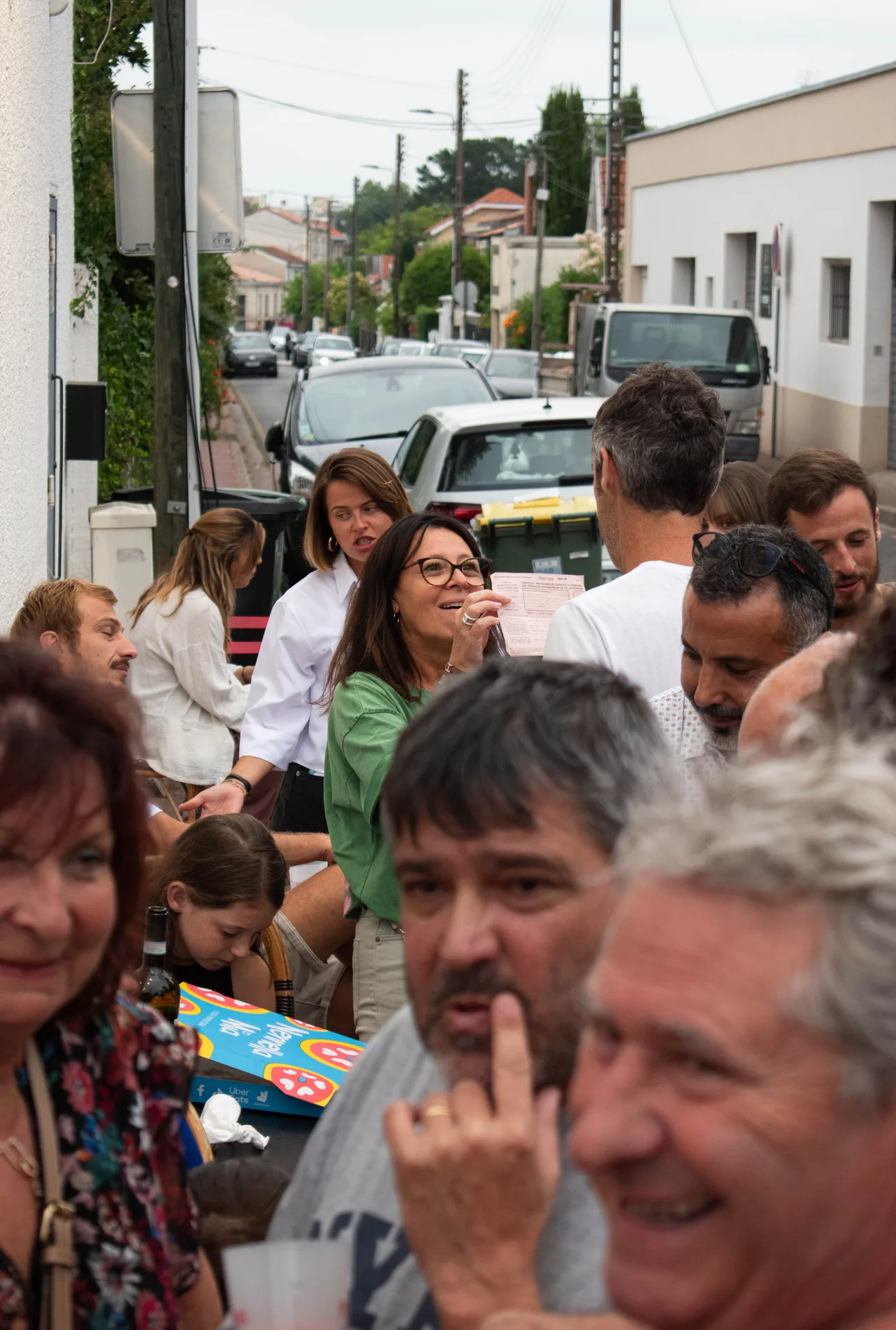 Pizza Margherita dans un four à bois, cornicione gonflé et basilic frais
