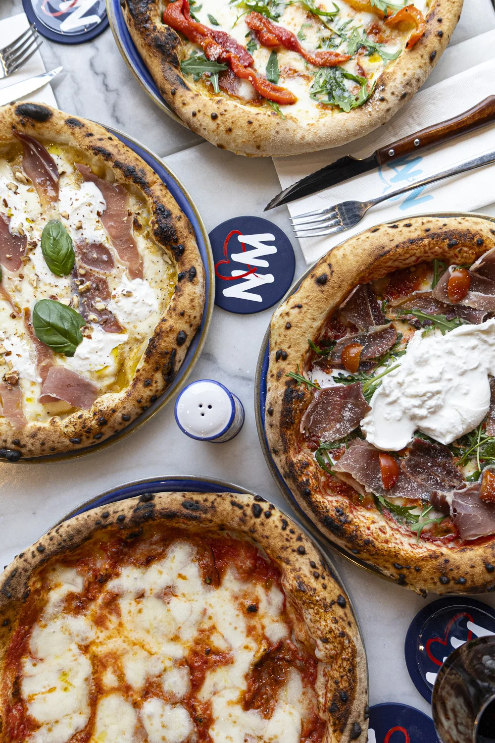 Pâte à pizza qui lève près d’un four, farine sur le plan de travail