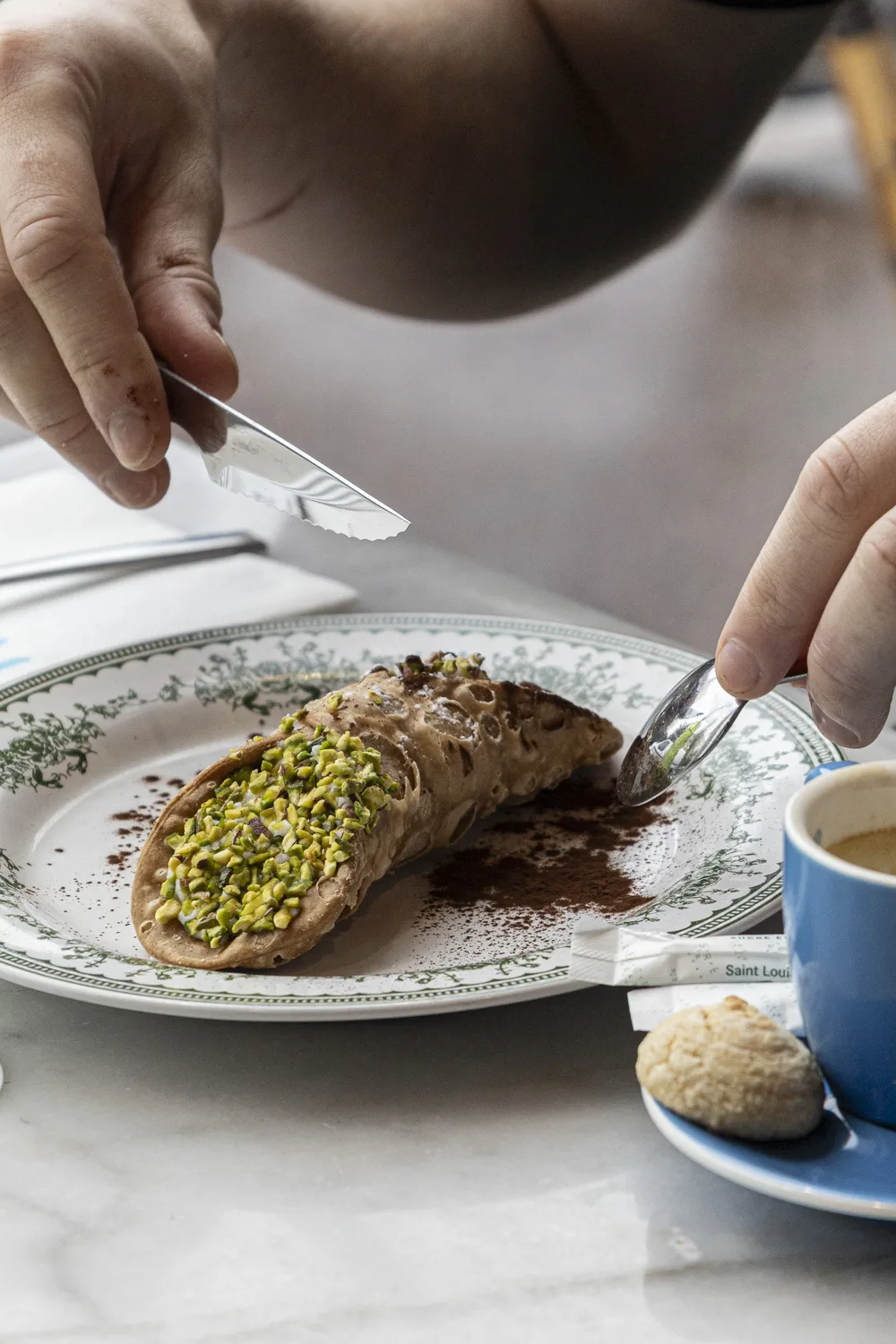 Salle chaleureuse de pizzeria à Bordeaux, tables animées et pizzas servies