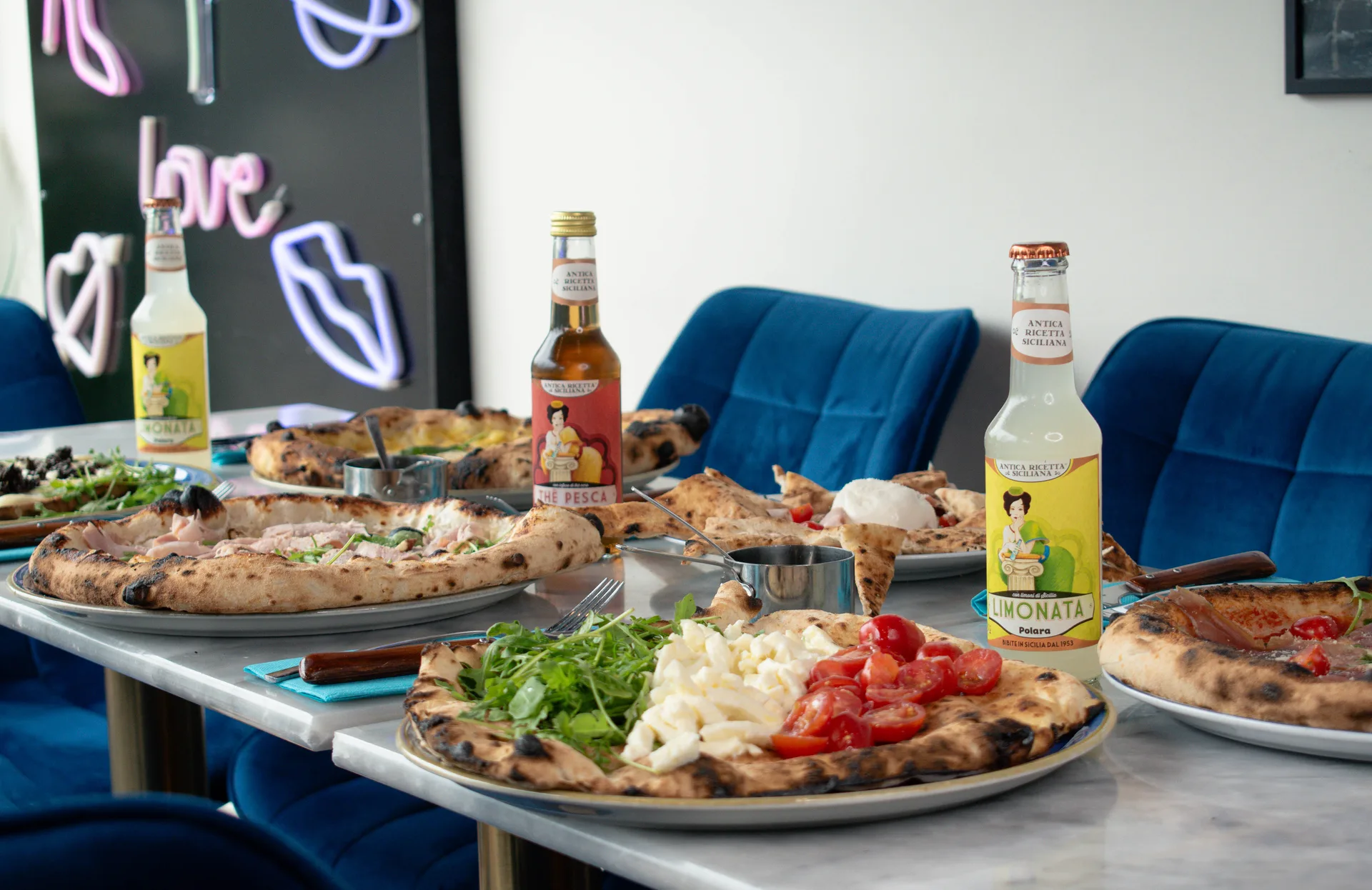 Pizza napolitaine au four, corniche alvéolée, basilic frais et tomate San Marzano