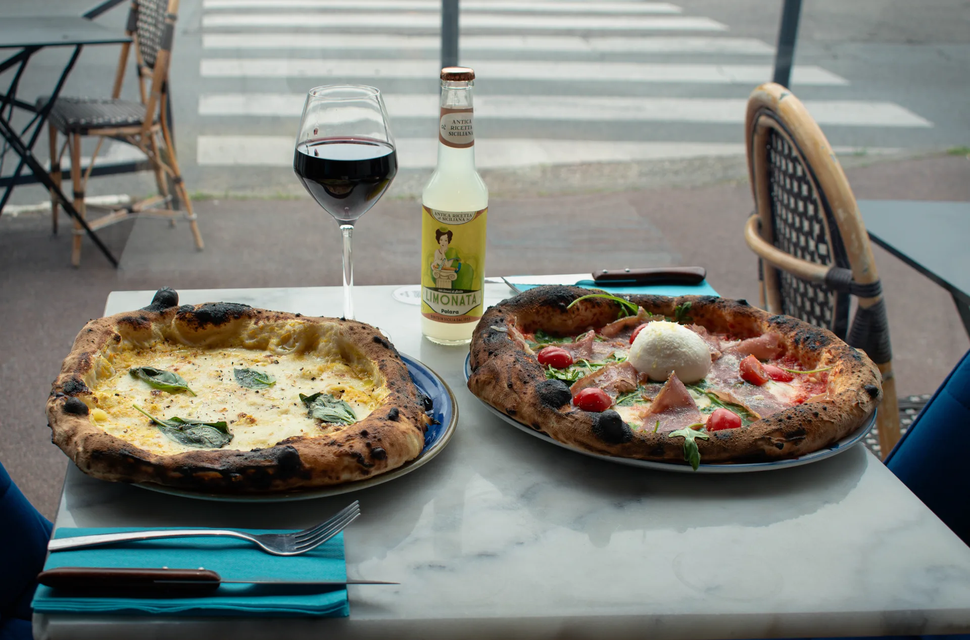 Façade de pizzeria au Bouscat, enseigne visible et client récupérant une commande