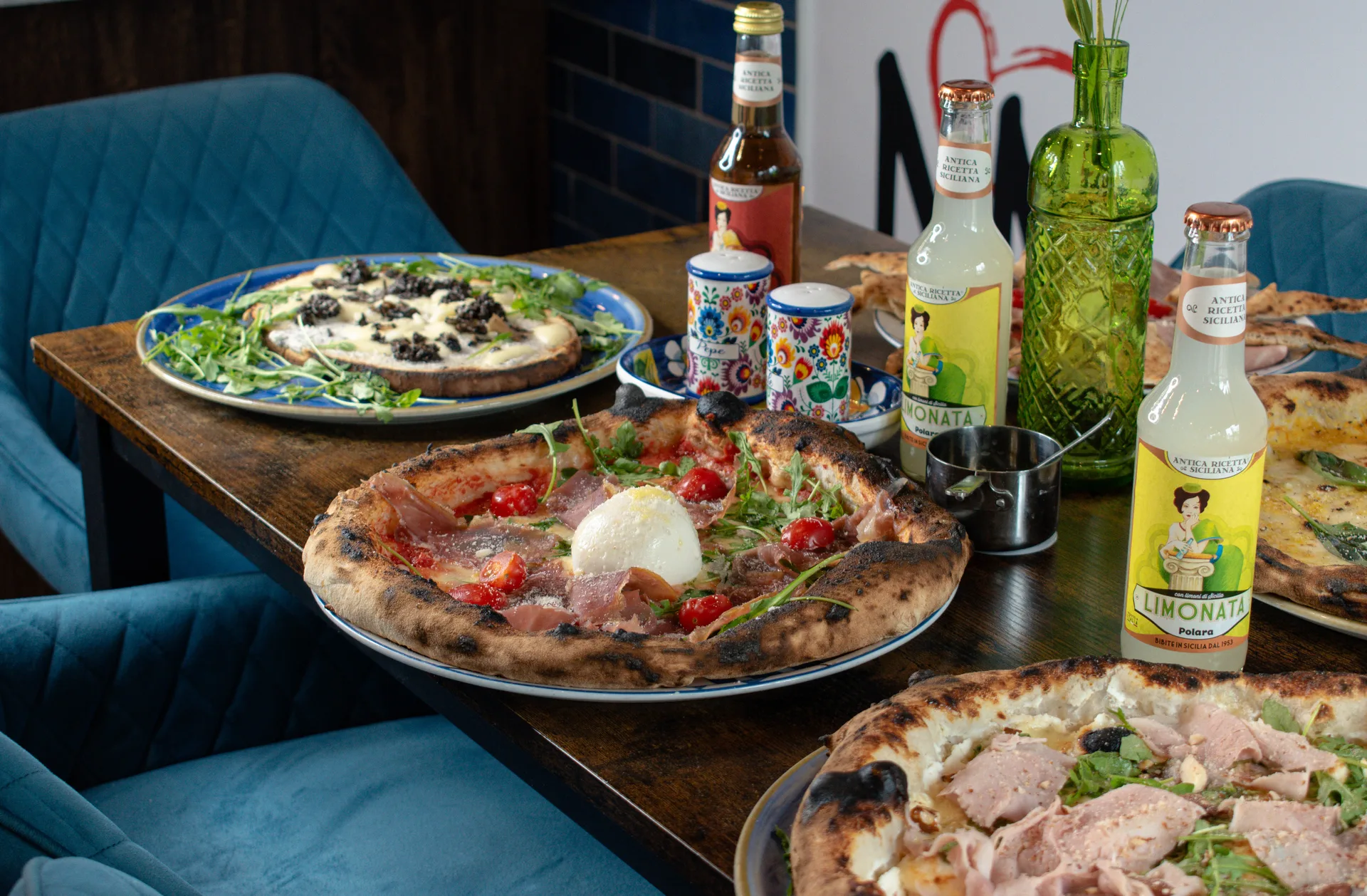 Pizza napolitaine fumante, croûte dorée, basilic frais sur table conviviale