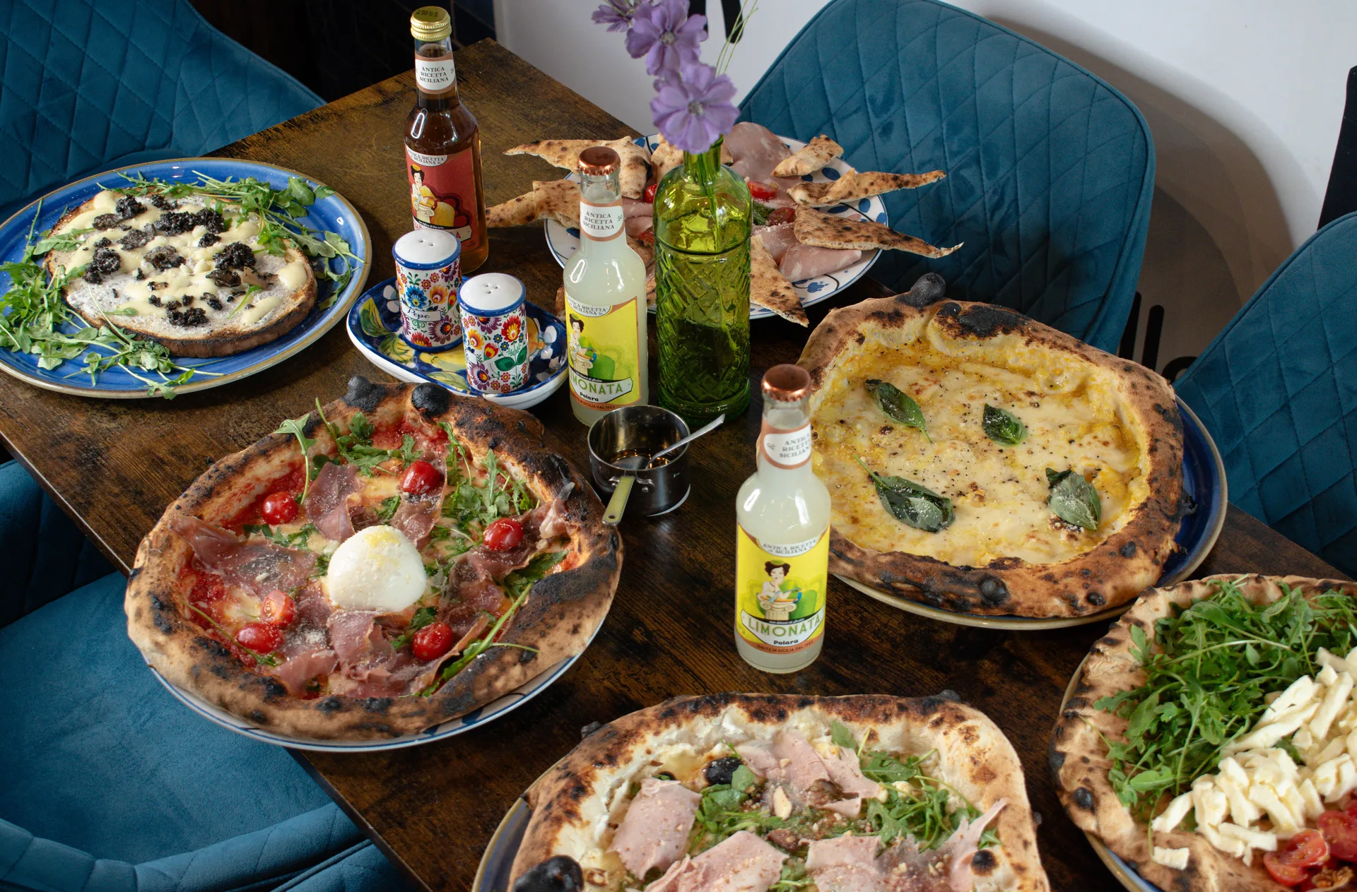 Pizza napolitaine au four, corniche alvéolée, mozzarella fondante et basilic