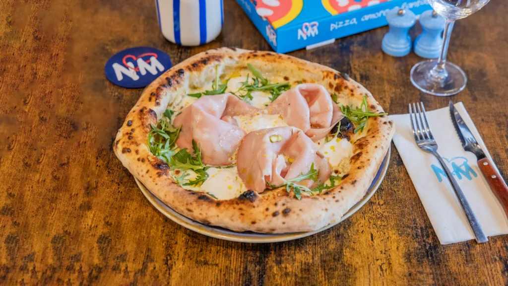 Pizza napolitaine avec basilic frais, sauce tomate rouge et mozzarella fondante