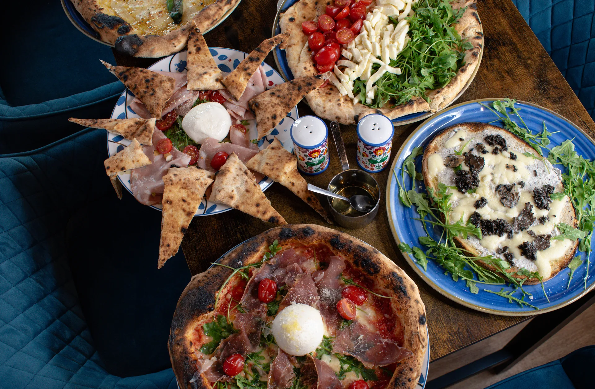 Pizza napolitaine croute alvéolée, basilic frais et tomates, sur table de midi