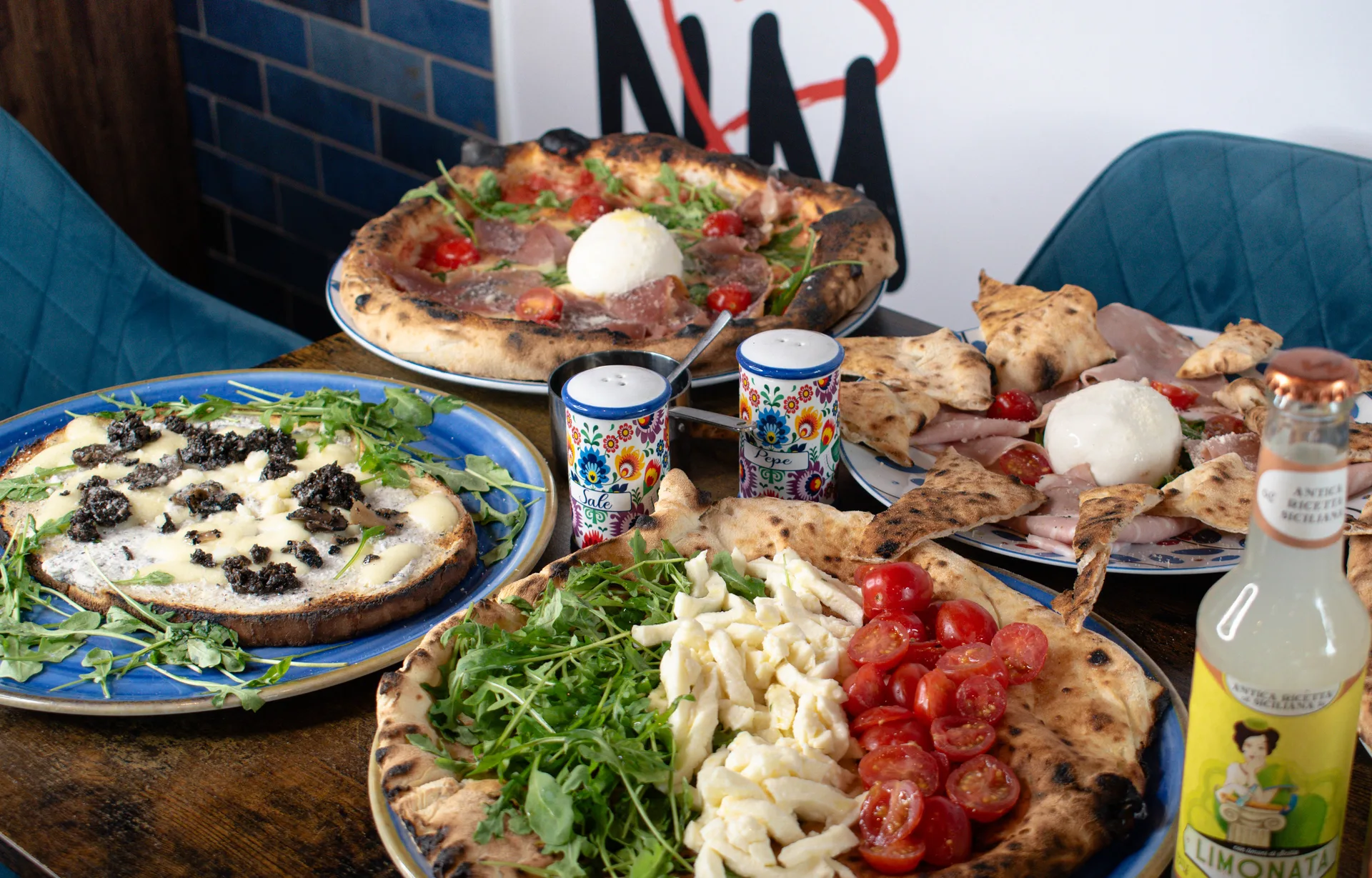 Comptoir italien avec parts de pizza al taglio, focaccia dorée et panini