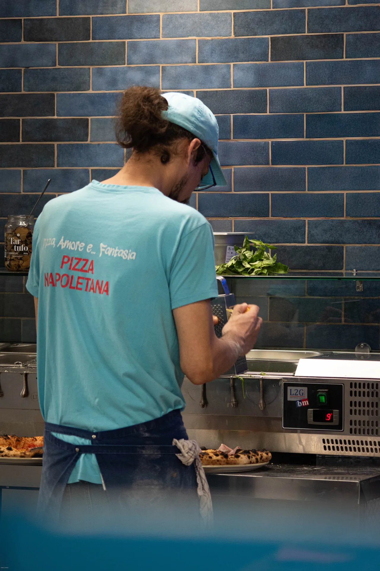 Pizza napolitaine avec basilic frais, sauce tomate rouge et mozzarella fondante