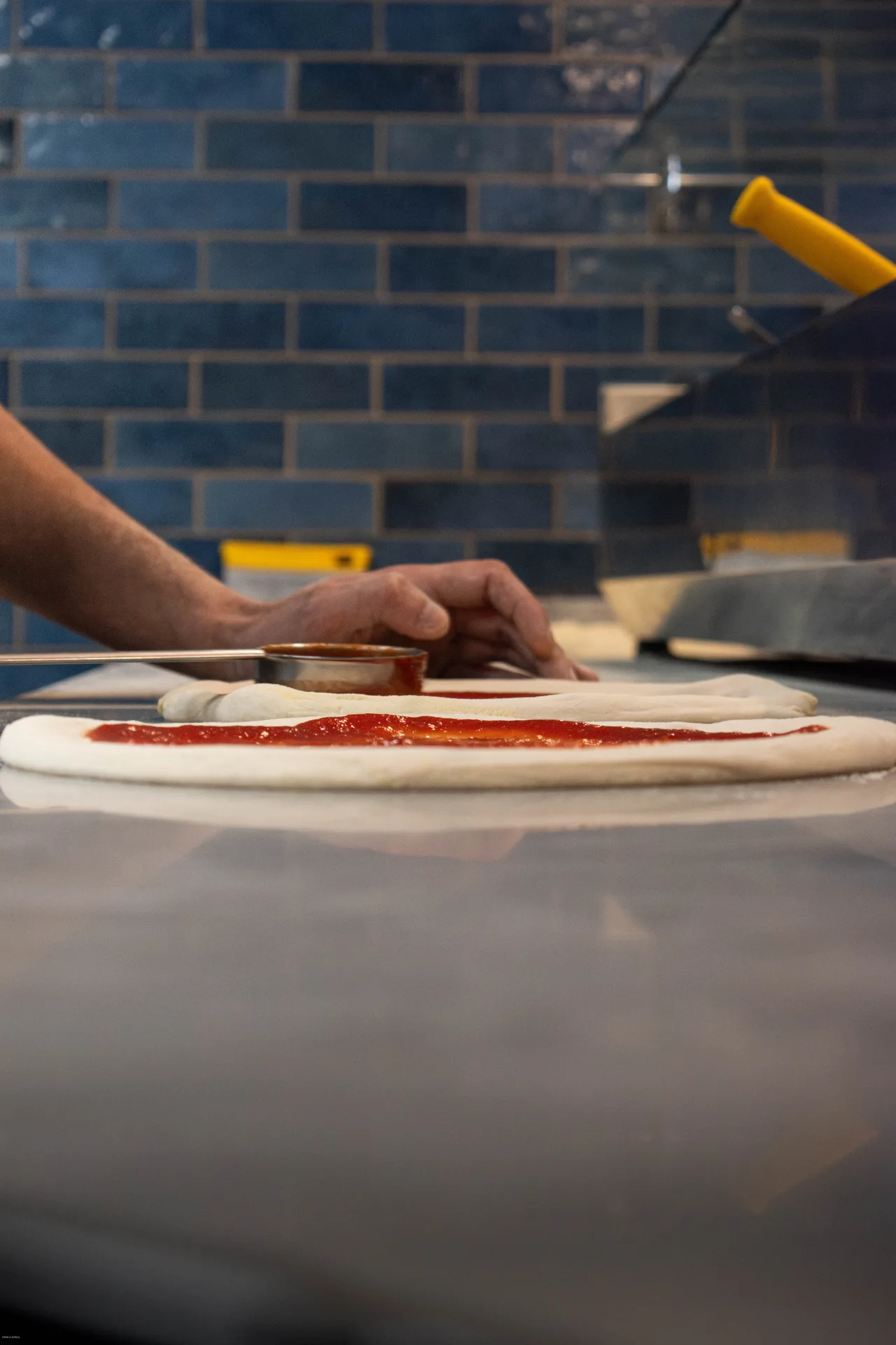 Ingrédients italiens et pâte levée près d’un four à bois, San Marzano et mozzarella