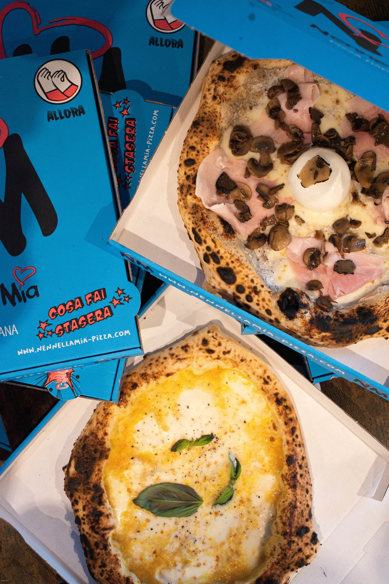 Pizza napolitaine cuisant dans un four domestique très chaud, croûte gonflée dorée