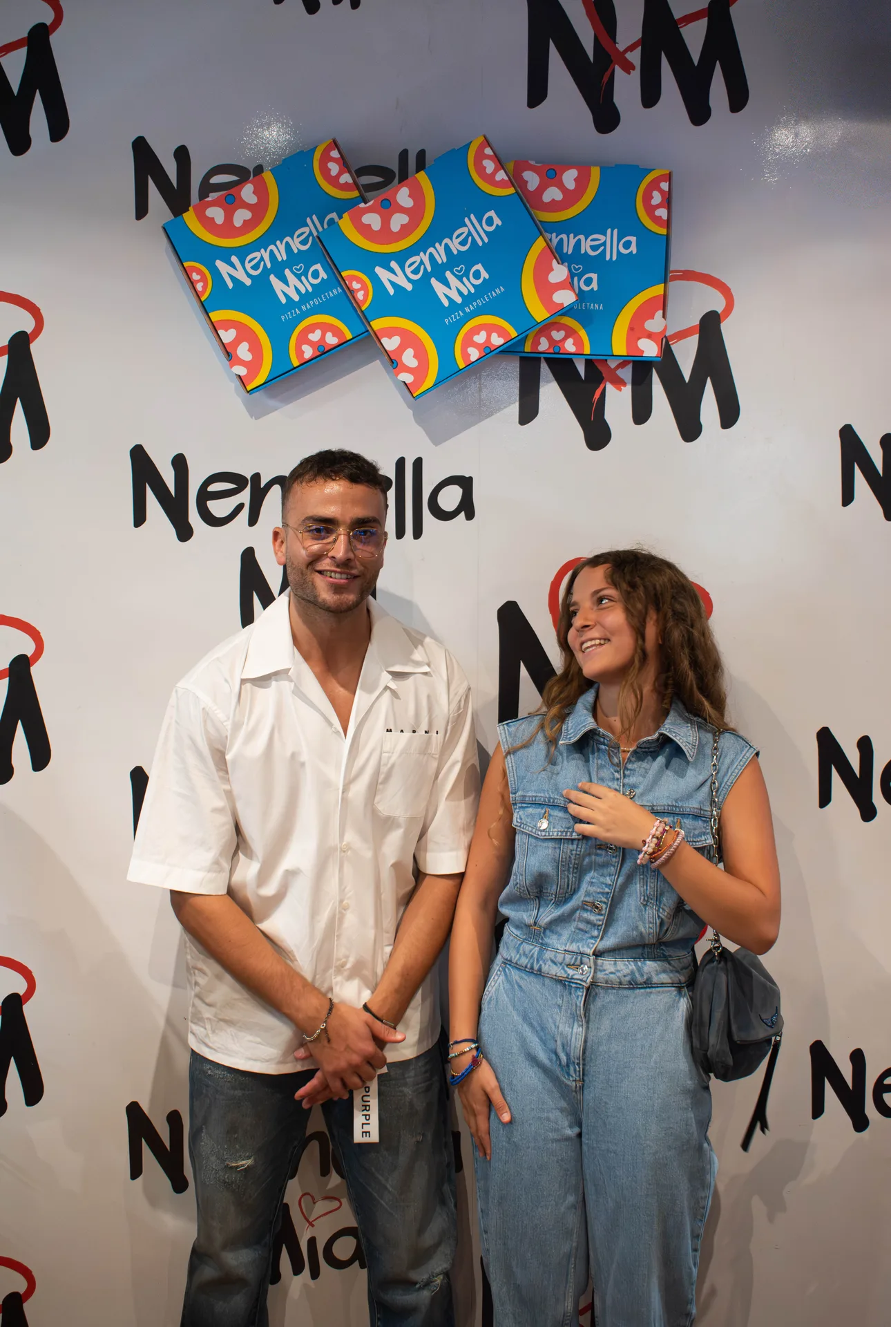 Salle de Nennella Mia au Bouscat, four à bois en fond et clients attablés