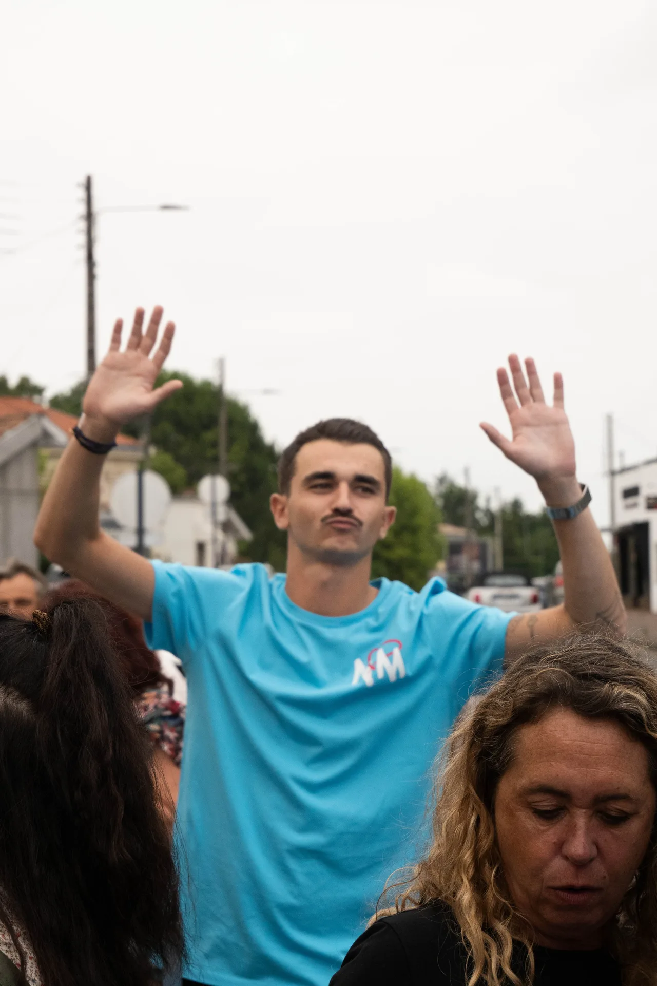 Famille attablée au Bouscat, pizzas napolitaines au centre, ambiance de Pâques