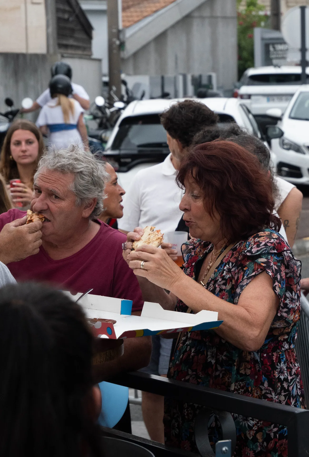 Burrata, focaccia et antipasti autour d’une pizza cuite au four à bois, huile d’olive