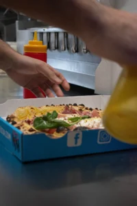 Pique-nique de Pasquetta avec pizzas à emporter sur nappe, ciel nuageux