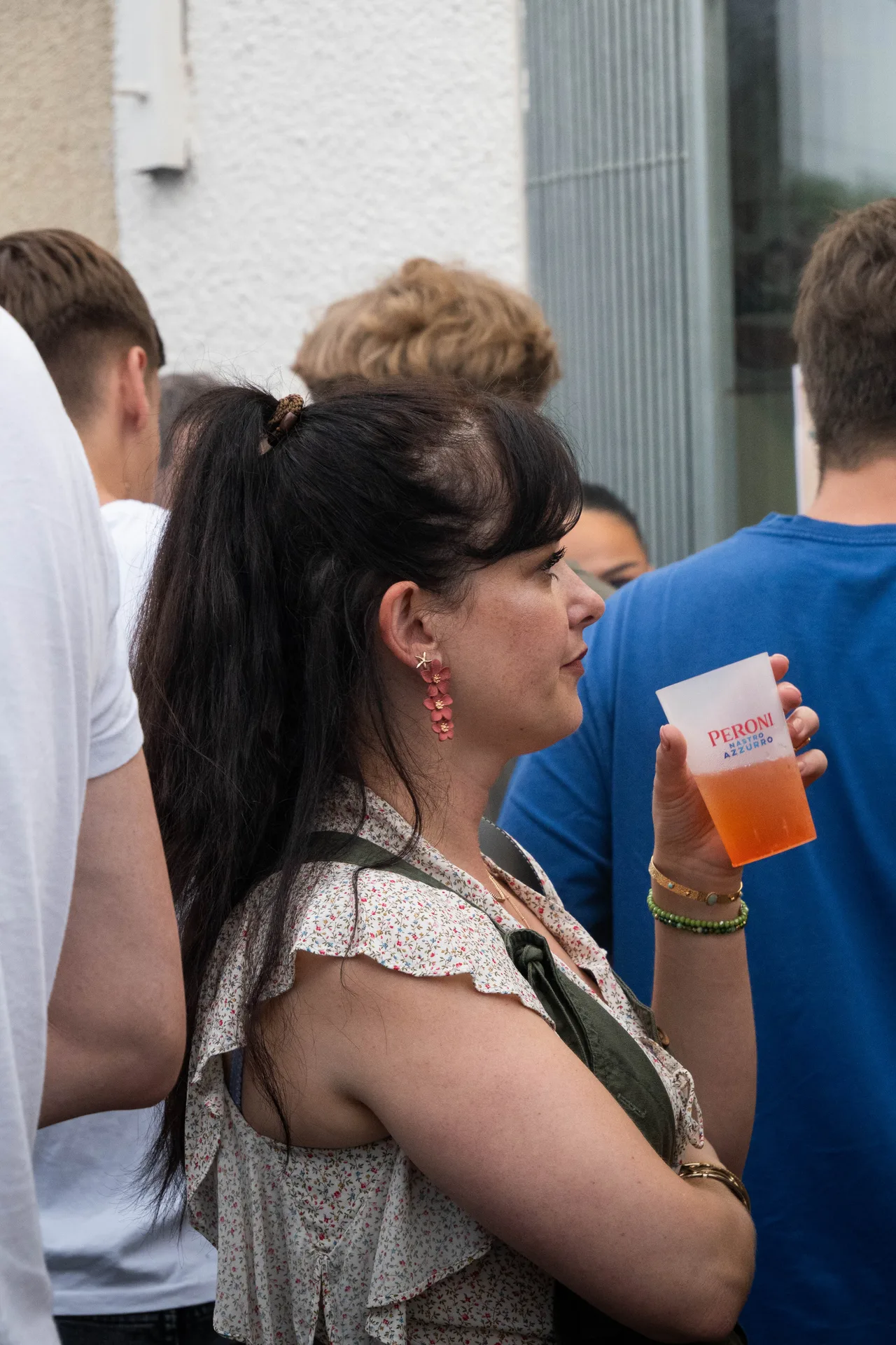 Pique-nique de Pasquetta avec pizzas à emporter sur nappe, ciel nuageux