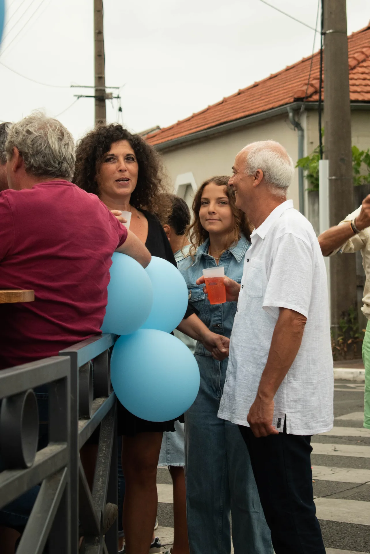 Pizza napolitaine au four, cornicione gonflé, basilic, mozzarella et tomate