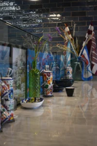 Pizza napolitaine à bord gonflé à côté d’une pizza romaine fine et croustillante