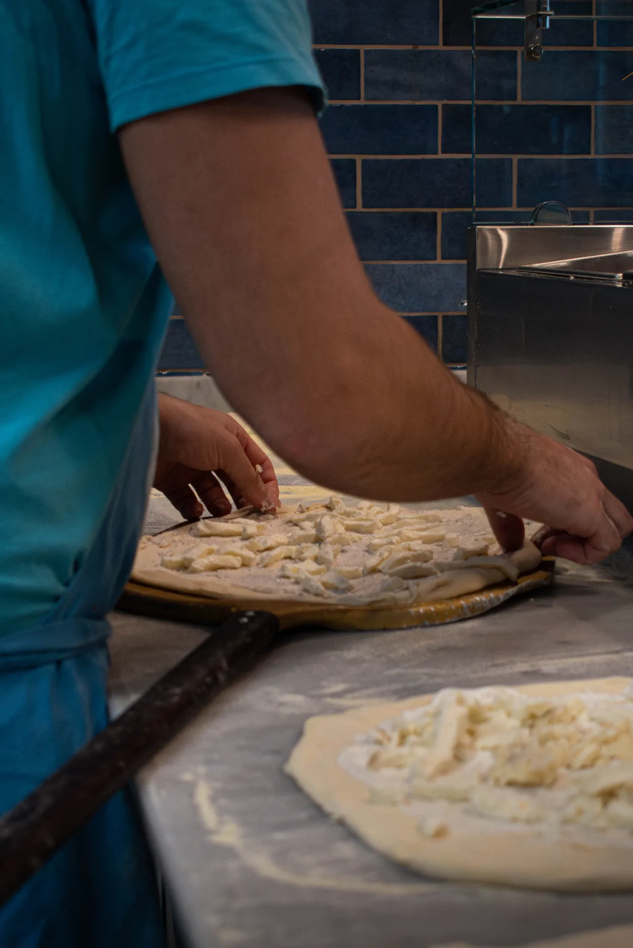 Pizza napolitaine à bord gonflé à côté d’une pizza romaine fine et croustillante
