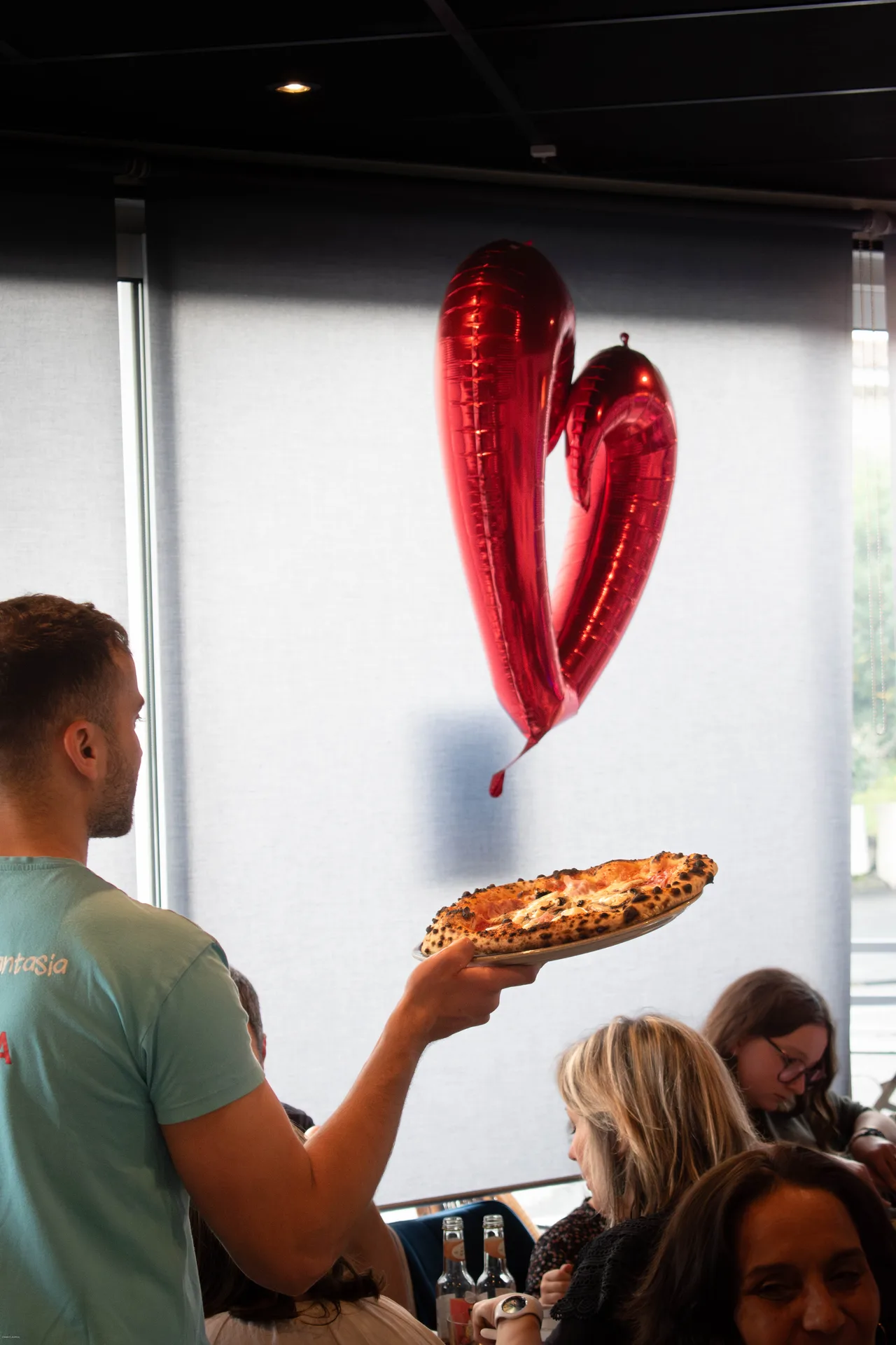 Gros plan sur corniche alvéolée et taches léopard d’une pizza cuite au four à bois