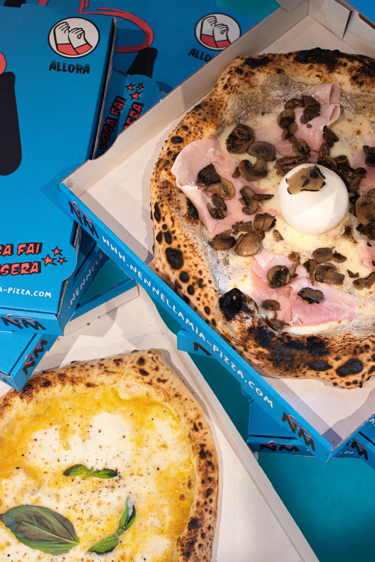 Mains pétrissant une pâte à pizza sur un plan fariné, texture souple et humide