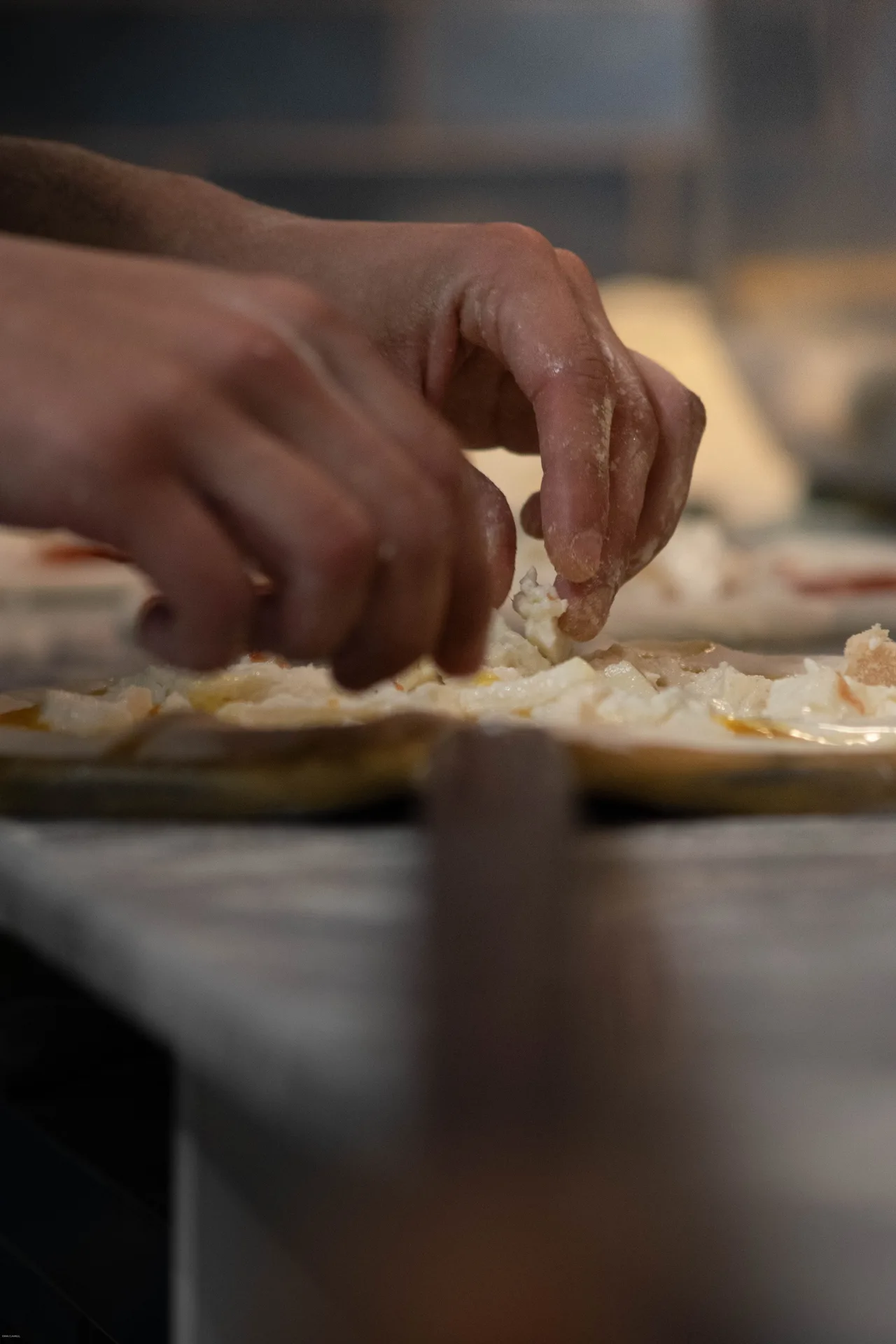 Pâte étirée en voile translucide entre les doigts, ingrédients eau farine sel en bol