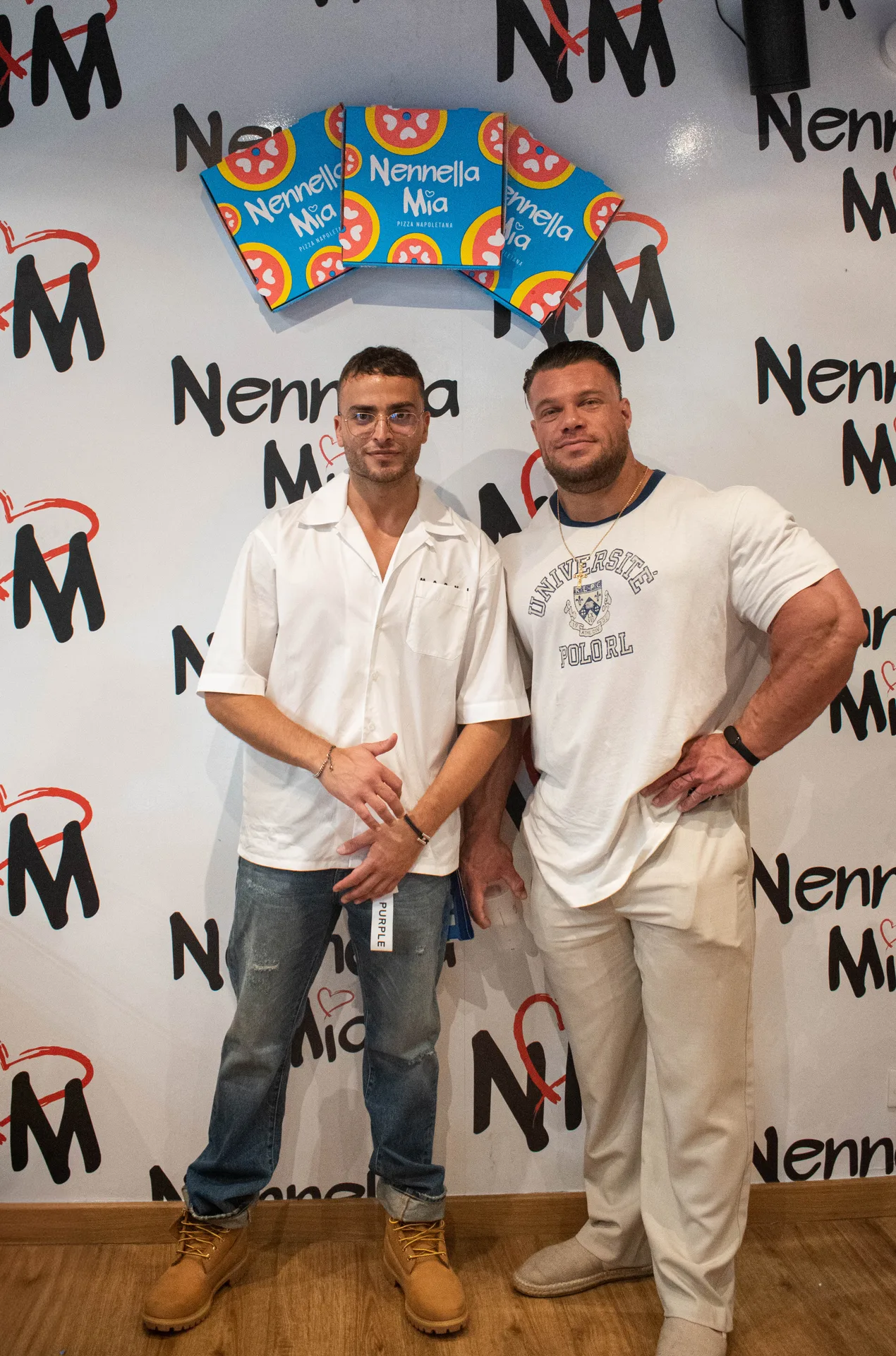 Pizzaiolo au Bouscat sortant une pizza d’un four à bois, salle animée en arrière-plan