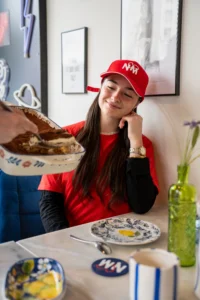 Snack napolitain frit servi dans une ruelle de Naples, fumant et doré
