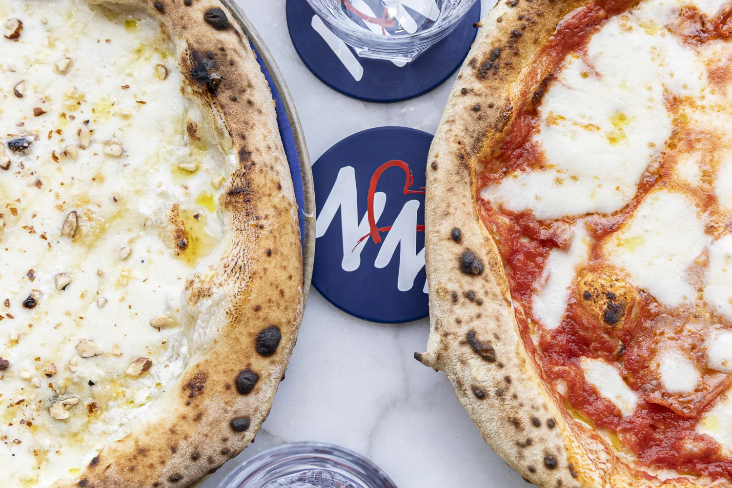 Pizza napolitaine pliée avec cornicione gonflé, sortie d’un four à bois