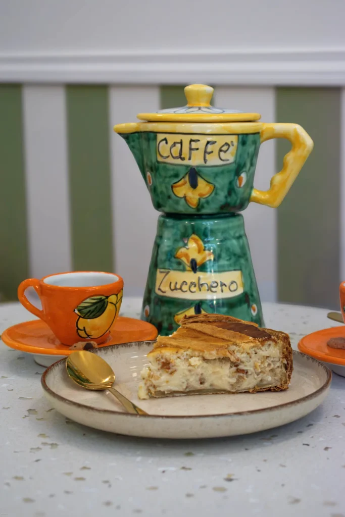 Façade de la pizzeria Da Michele à Naples, file d’attente sur la Via Sersale