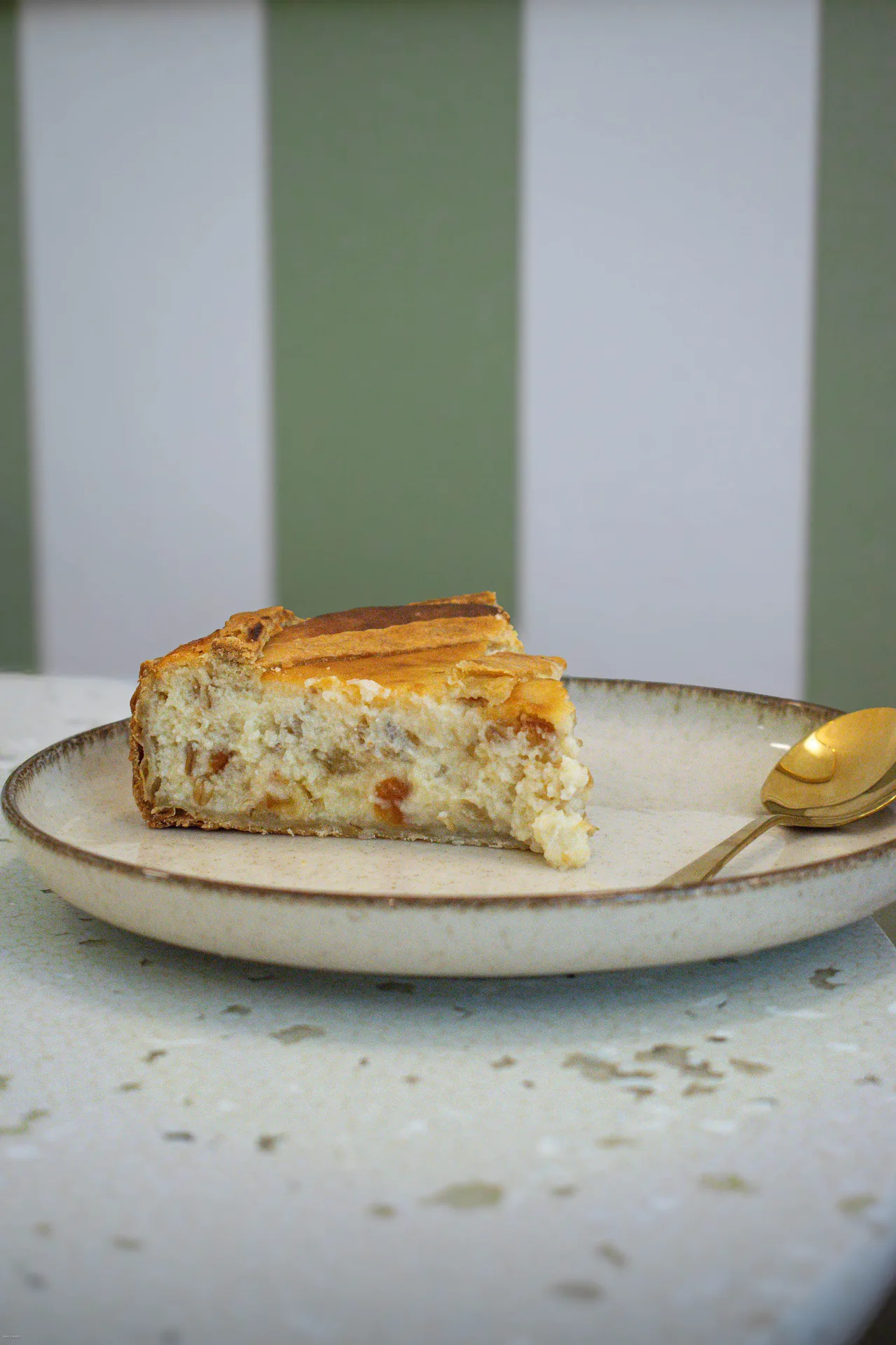 Pizza napolitaine au four à bois, corniche alvéolée et taches léopard, basilic frais