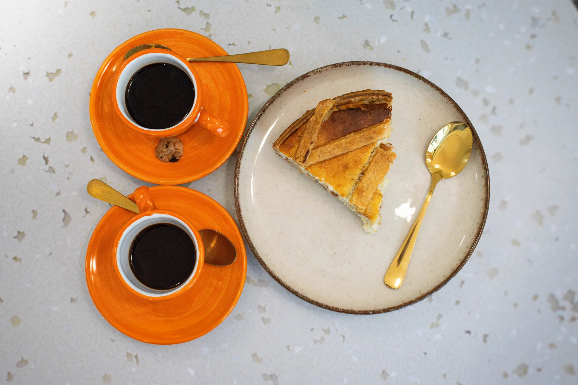 Salle chaleureuse de pizzeria au Bouscat, four à bois et tables conviviales