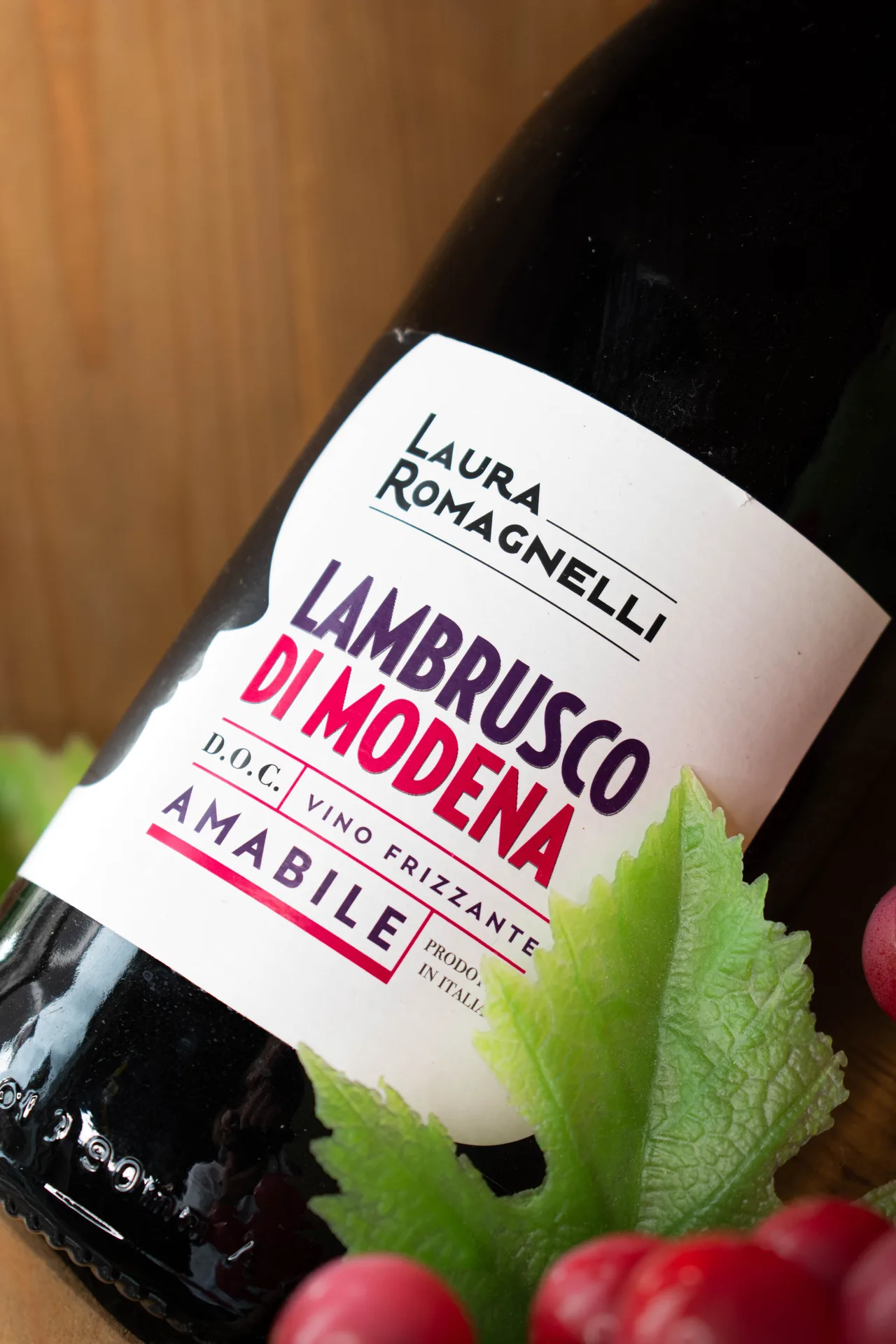 Pizza napolitaine sortant du four à bois, verre de vin italien à côté