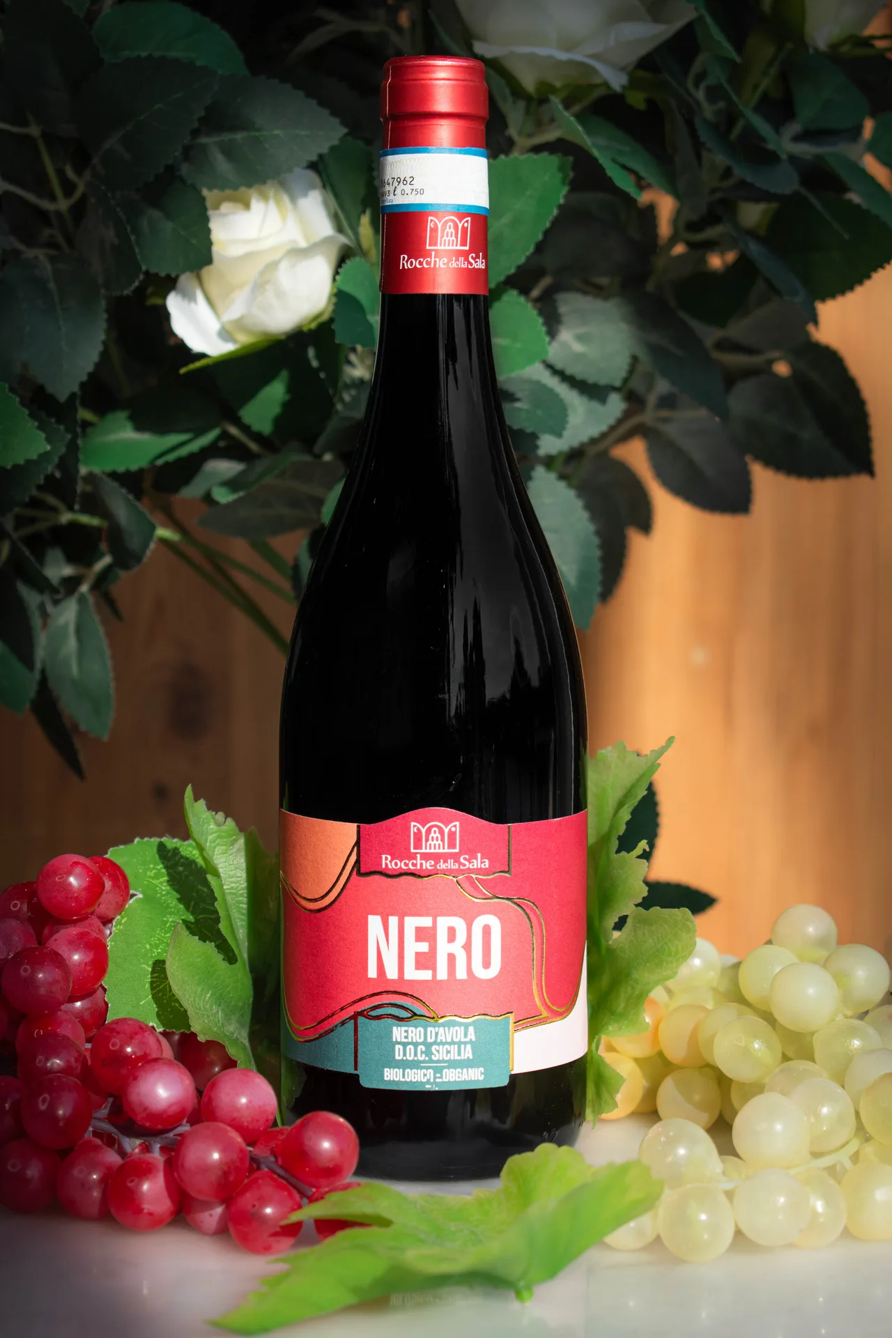 Deux pizzas, une à la tomate et une à la mozzarella, avec bouteilles Chianti et Falanghina