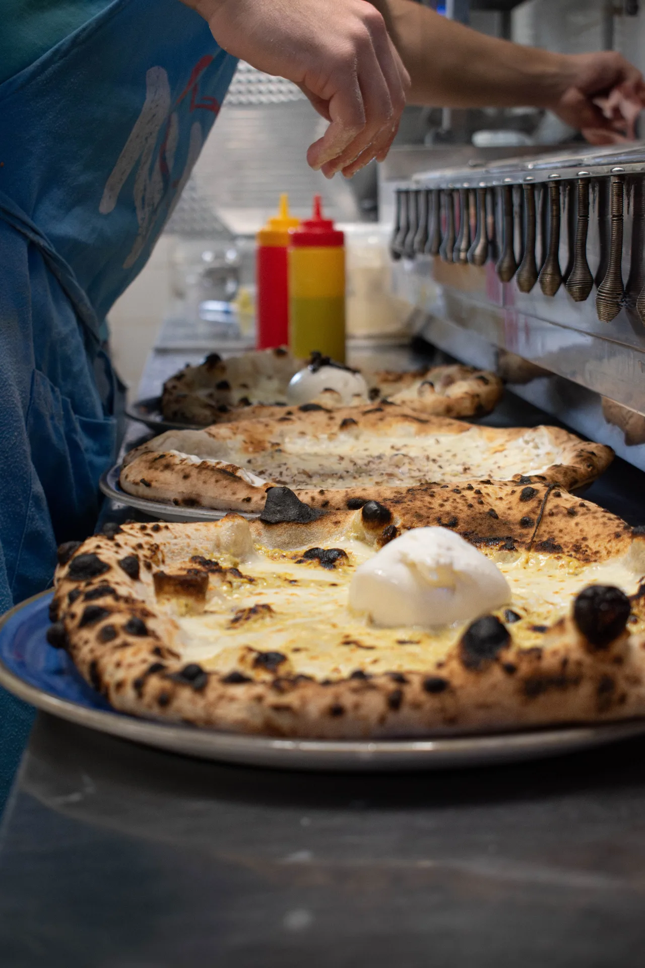 Galette antique aux herbes et huile d’olive cuite sur pierre, style plakous