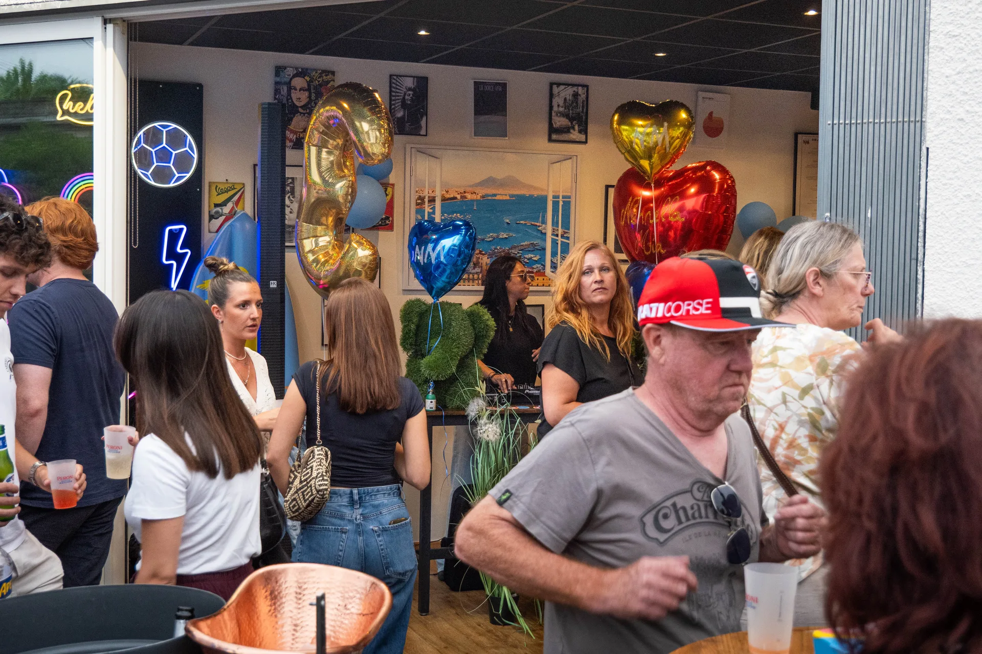 Pizza napolitaine au cornicione gonflé sur table, salle chaleureuse et feu de bois