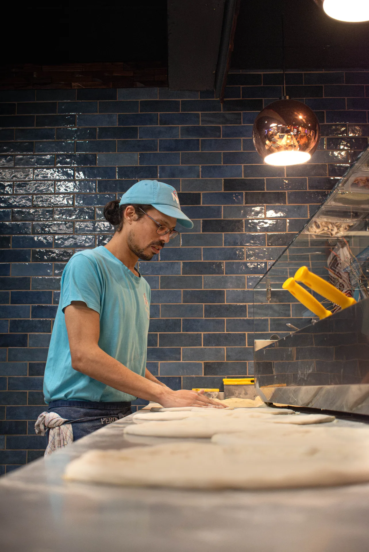 Pizza napolitaine cuite au feu, tranche pliée, ruelle de Naples en arrière-plan