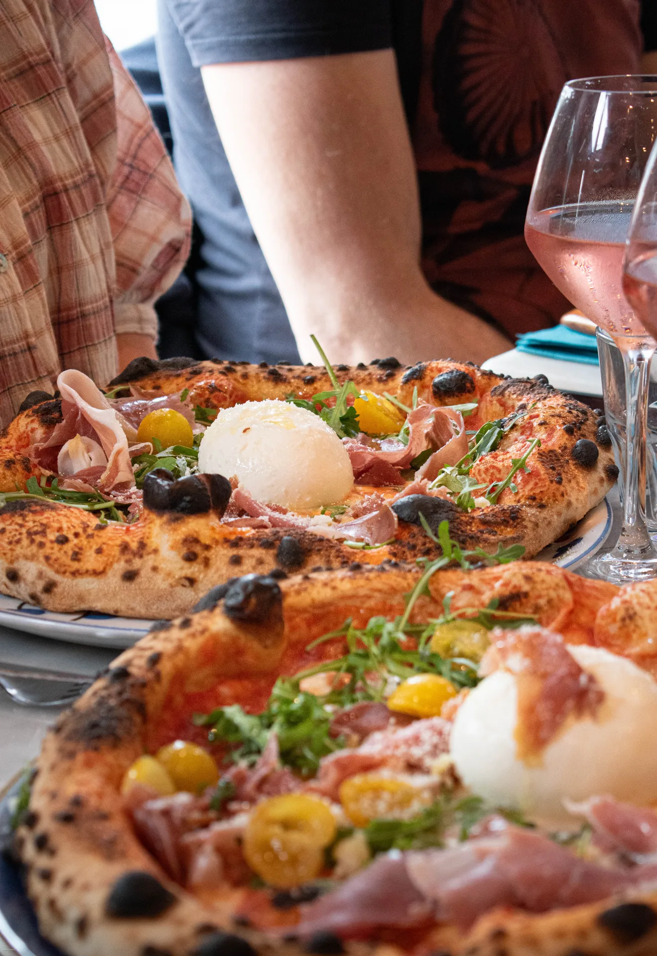 Pizza Marinara avec tomates, ail tranché et origan, sans fromage, sur planche en bois